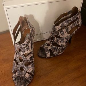 BCBGMAXAXRIA Open toe heel sandals